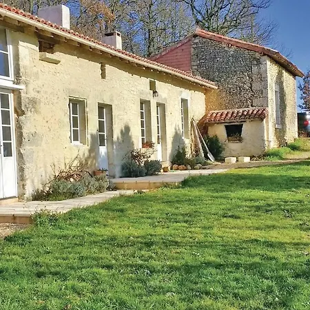 Two-bedroom Holiday In Bonnes * Bonnes (Charente)