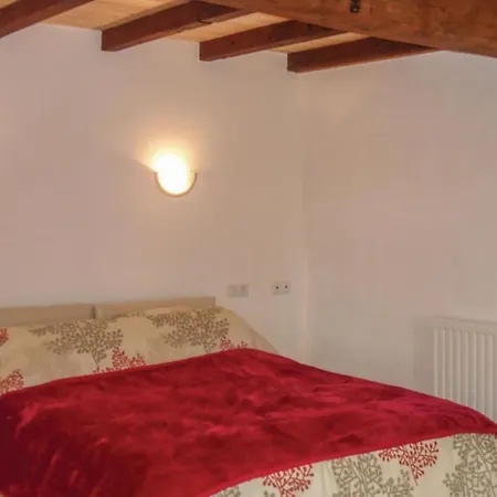 Two-bedroom Holiday In Bonnes *