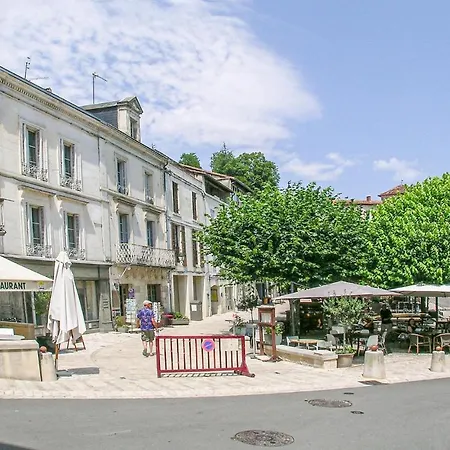 Дом отдыха Two-bedroom Holiday In Bonnes Bonnes (Charente)